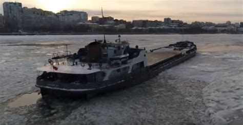 Y­ü­k­ ­g­e­m­i­s­i­ ­b­u­z­ ­t­u­t­a­n­ ­V­o­l­g­a­ ­N­e­h­r­i­­n­e­ ­s­a­p­l­a­n­d­ı­